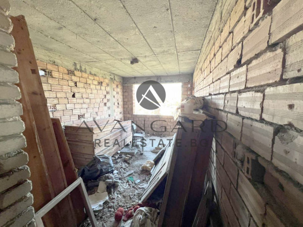 САМОСТОЯТЕЛНА КЪЩА С ДВОР / с. Скутаре