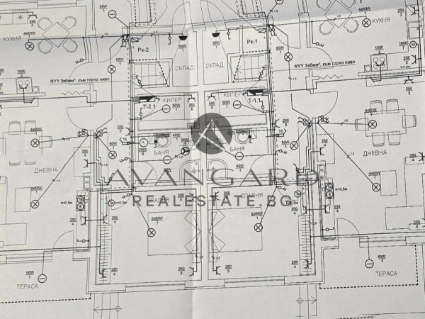 ДВЕ ТРИЕТАЖНИ ОГЛЕДАЛНИ КЪЩИ / С. ЦАРАЦОВО