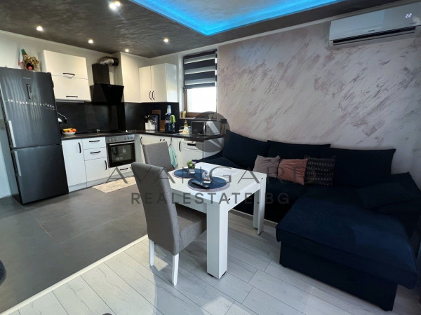 ДВУСТАЕН ОБЗАВЕДЕН! ЮЖЕН!