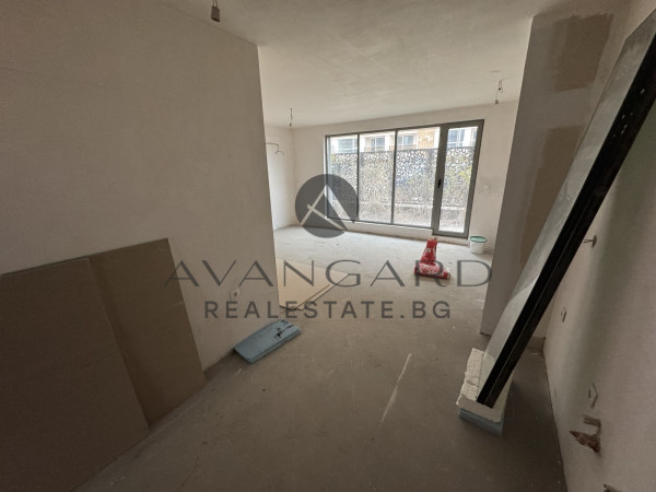 Тристаен с Двор/ Гребна база