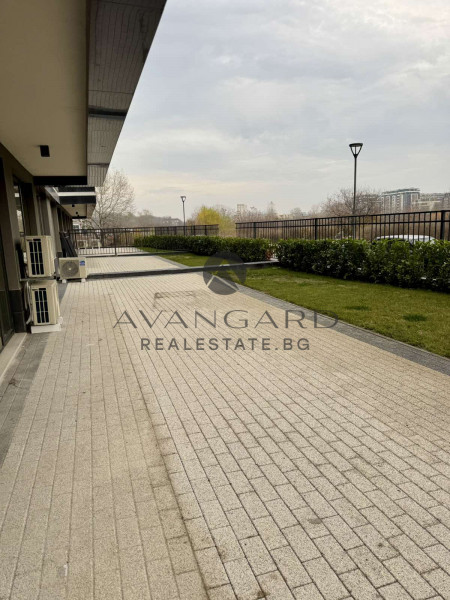 THREE-ROOM APARTMENT WITH ACT 16 WITH COURTYARD