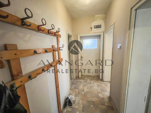 THREE-ROOM APARTMENT WITH FOUR SEPARATE ROOMS! JUDGE!