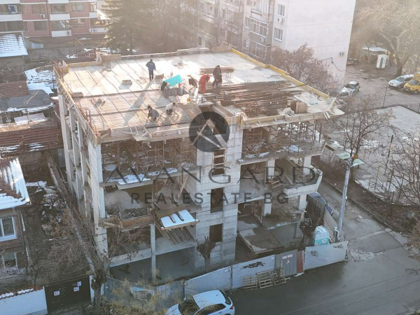 Тристаен луксозна сграда ОУ " Яне Сандански "