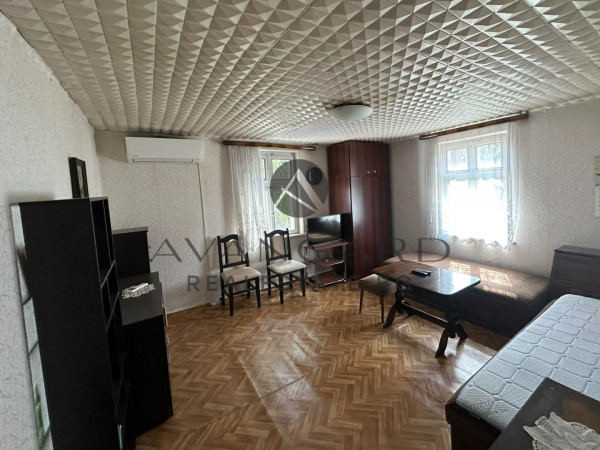 Floor of a house with parking space / grape market