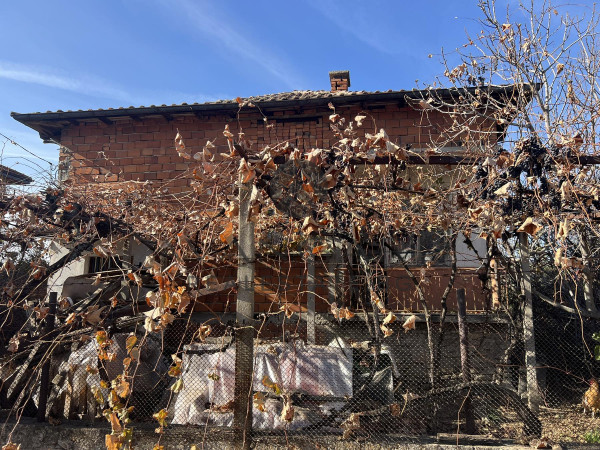 HOUSE WITH YARD, ZLATITRAP village
