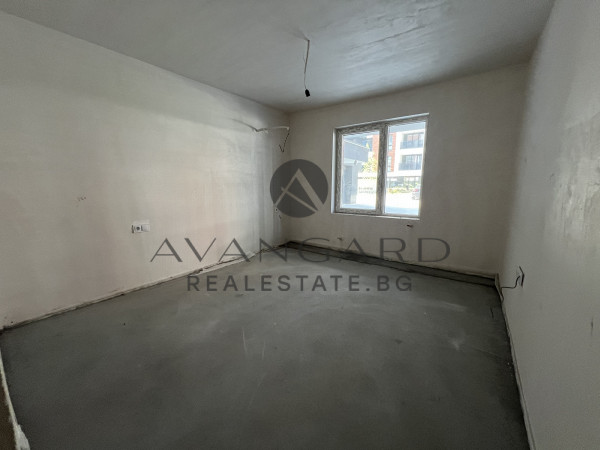 Двустаен апартамент с веранда на ул.Рая