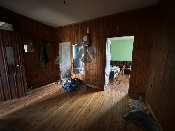 Floor of a house with basement and yard / Proslav