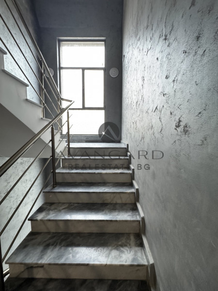 ДВУСТАЕН  АКТ 16! ВЕРАНДА И СОБСТВЕН ДВОР!