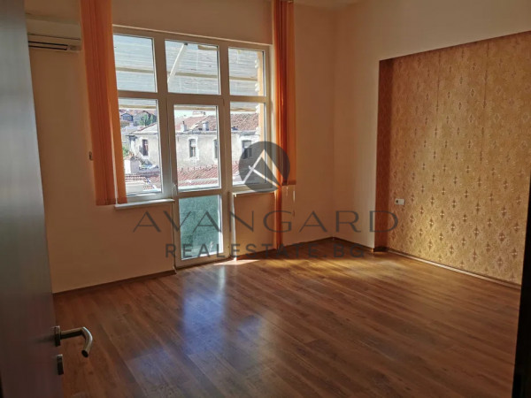 MULTI-ROOM APARTMENT CENTER