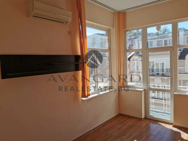 MULTI-ROOM APARTMENT CENTER