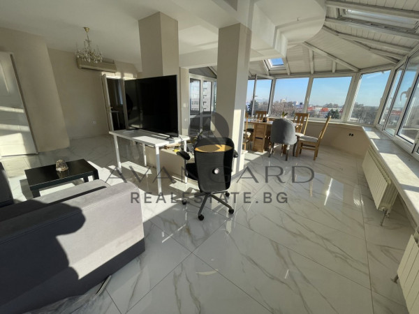 Unique FOUR-ROOM Penthouse / Novotella