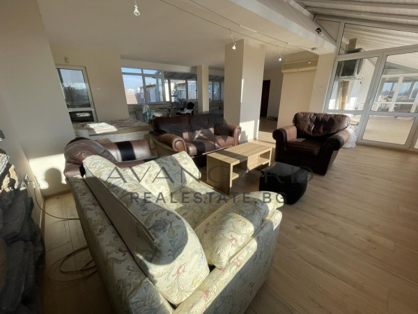Unique FOUR-ROOM Penthouse / Novotella