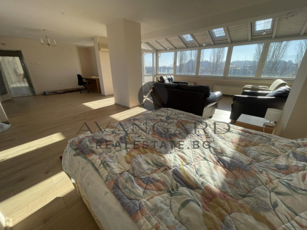 Unique FOUR-ROOM Penthouse / Novotella