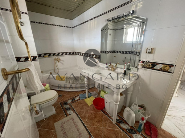Unique FOUR-ROOM Penthouse / Novotella
