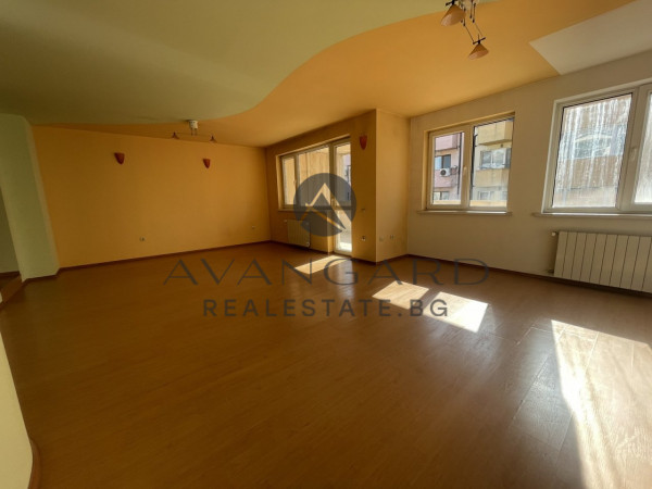 HOUSE KAMENITSA 2 + GARAGE + YARD